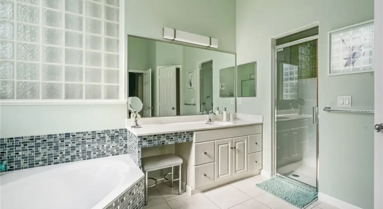 919-Island-Club-Square-Bathroom-1