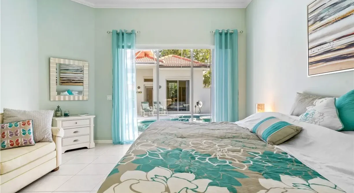 919-Island-Club-Square-Bedroom-1