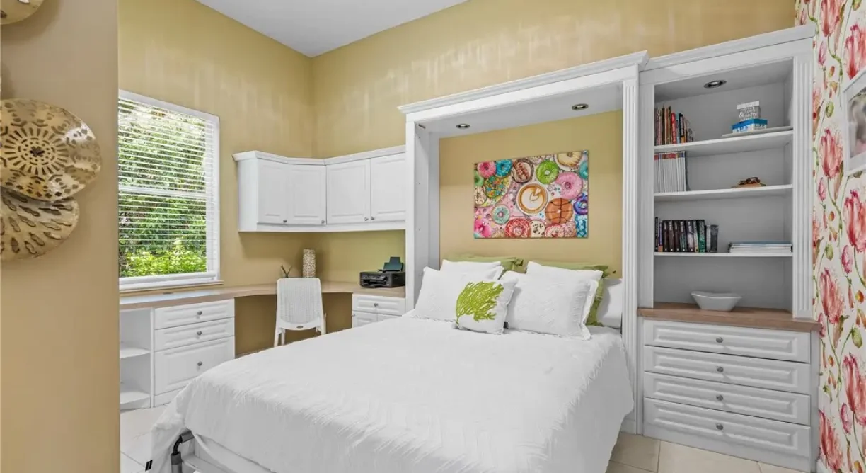 919-Island-Club-Square-Bedroom-2