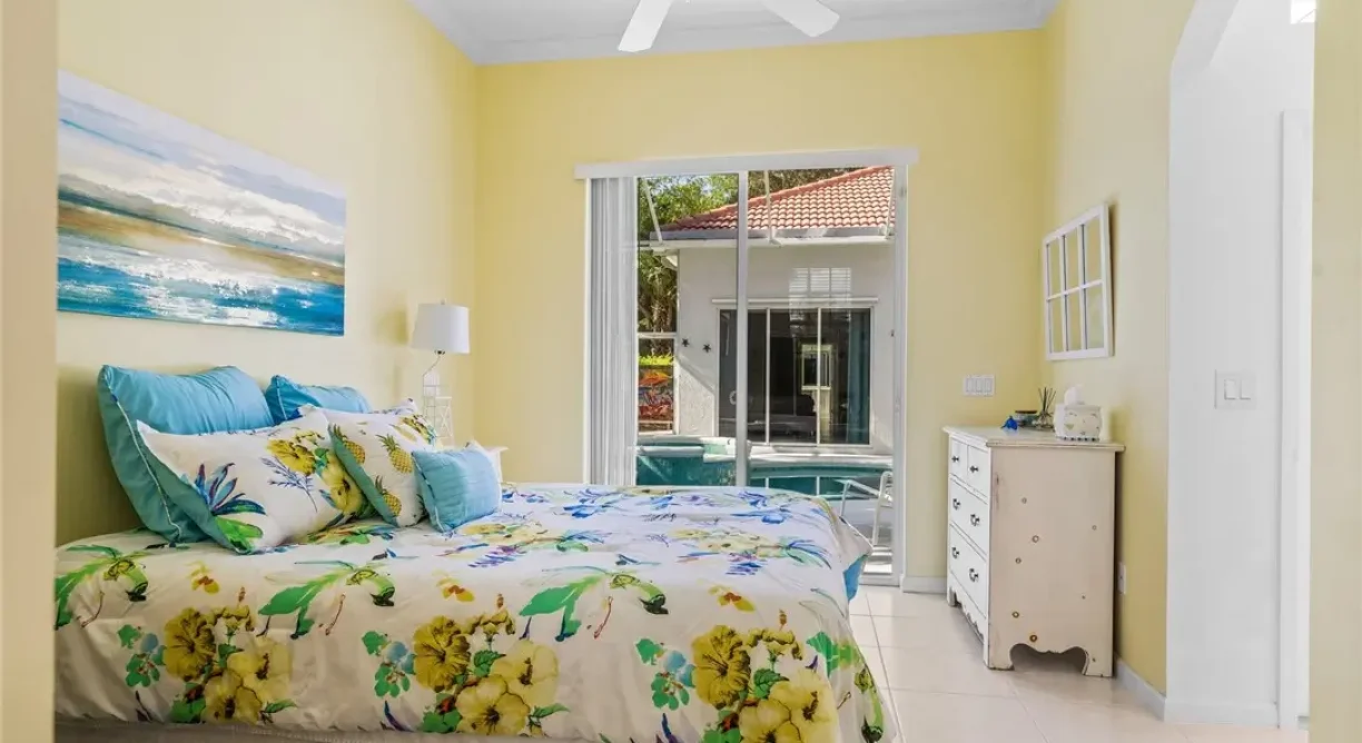919-Island-Club-Square-Bedroom-3
