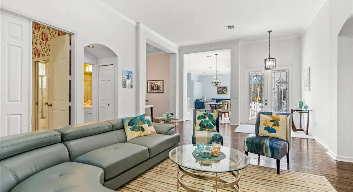 919-Island-Club-Square-Living-Room